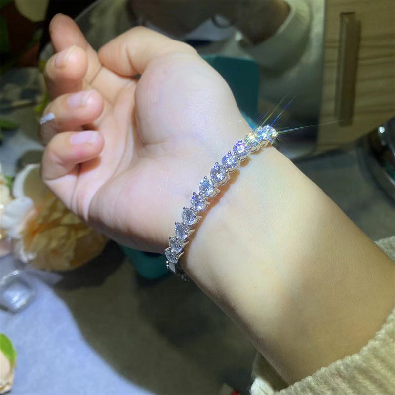 Pulsera con diamantes redondos de moissanita.