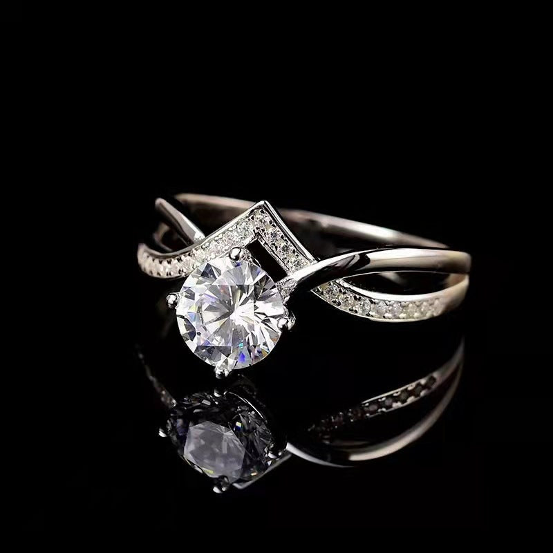 Anillo clásico con corona en V profunda – Elegancia con actitud