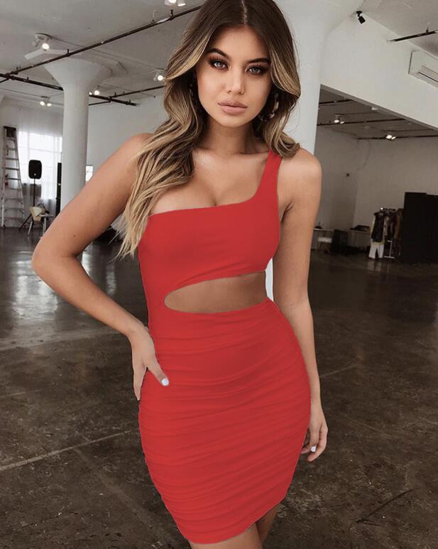Vestido corto de un solo hombro con aberturas