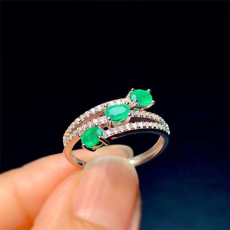Anillo de esmeralda colombiana natural con plata 925 – pura elegancia verde.
