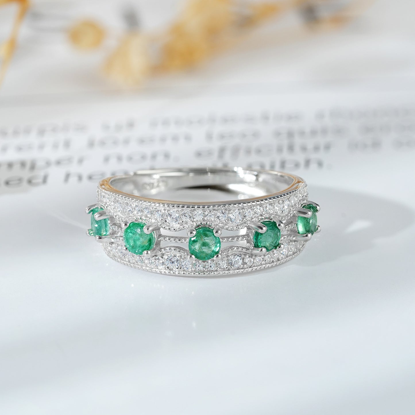 Anillo de fila de esmeraldas – Minimalismo con brillo propio ✨