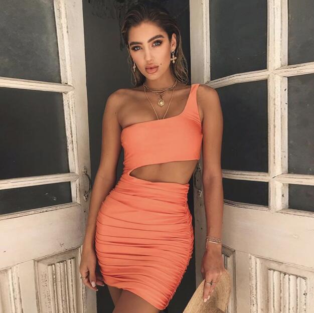 Vestido corto de un solo hombro con aberturas