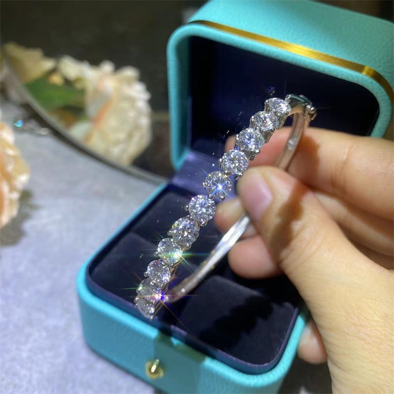 Pulsera con diamantes redondos de moissanita.