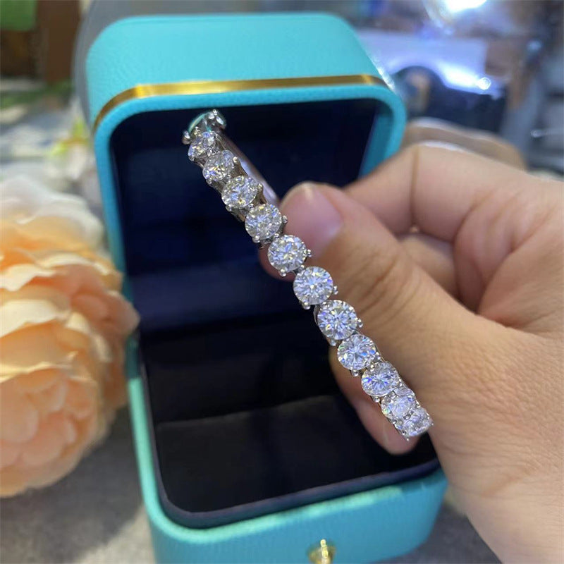 Pulsera con diamantes redondos de moissanita.