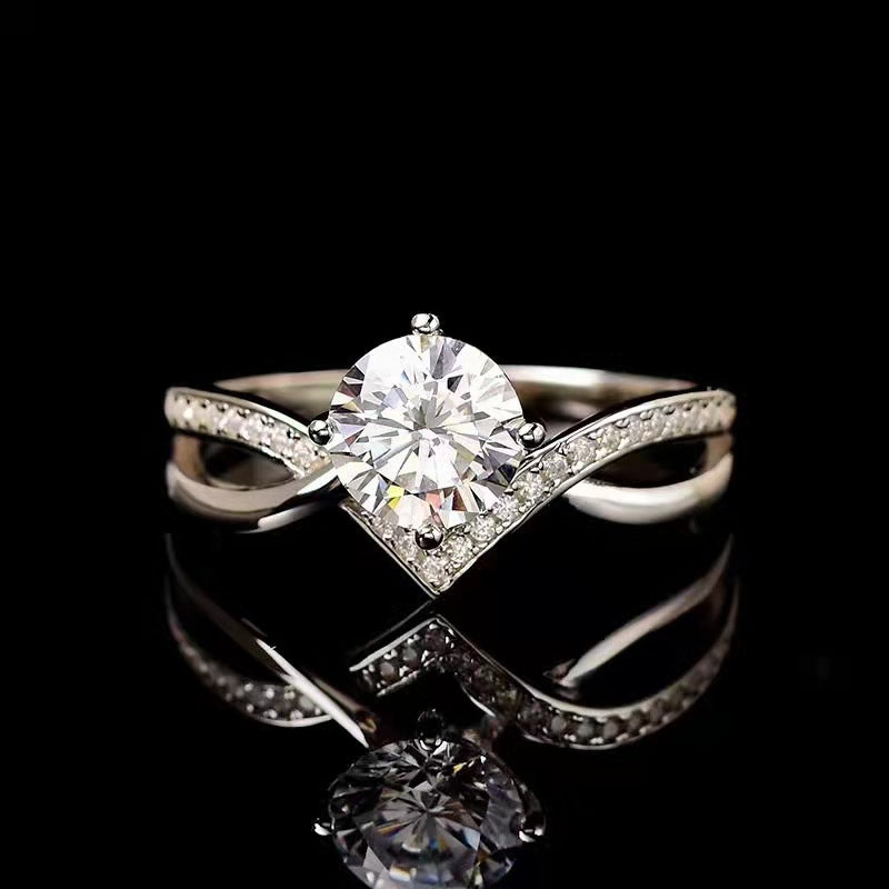 Anillo clásico con corona en V profunda – Elegancia con actitud