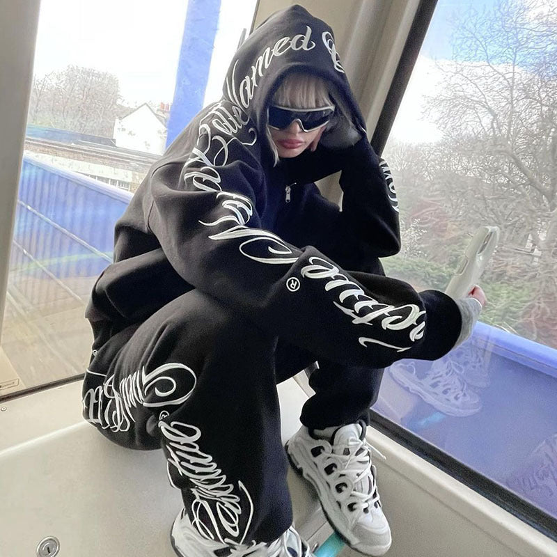 Conjunto Monogramado de Cárdigan y Pantalones Deportivos – Moda Streetwear