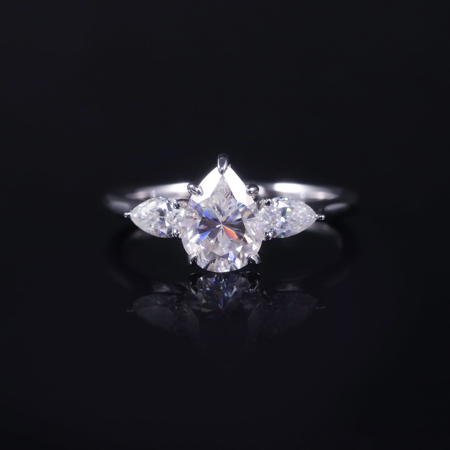 Anillo de plata S925 con moissanita y diseño de gota de agua - elegancia pura.