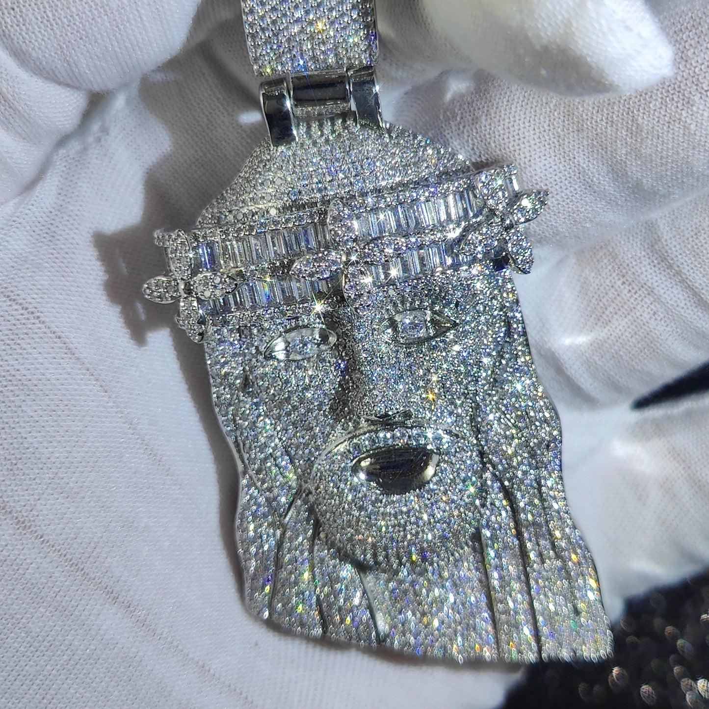 Colgante Grande Jesús con Corona de Flores y Circonitas – Collar Bling Hip Hop