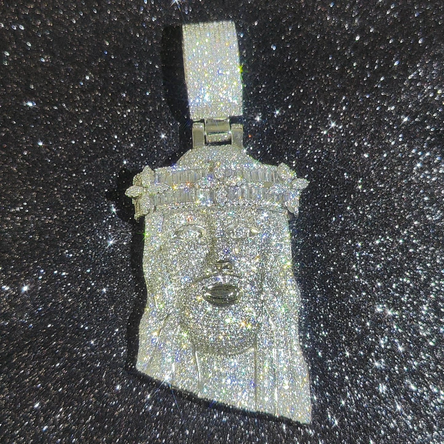 Colgante Grande Jesús con Corona de Flores y Circonitas – Collar Bling Hip Hop
