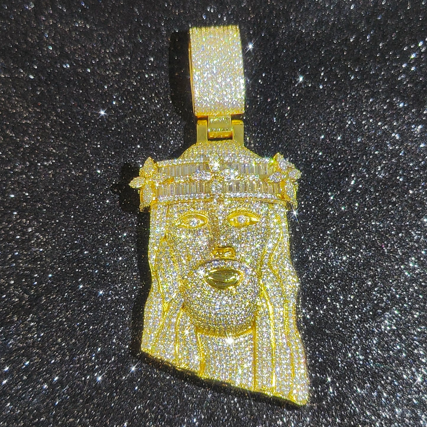 Colgante Grande Jesús con Corona de Flores y Circonitas – Collar Bling Hip Hop