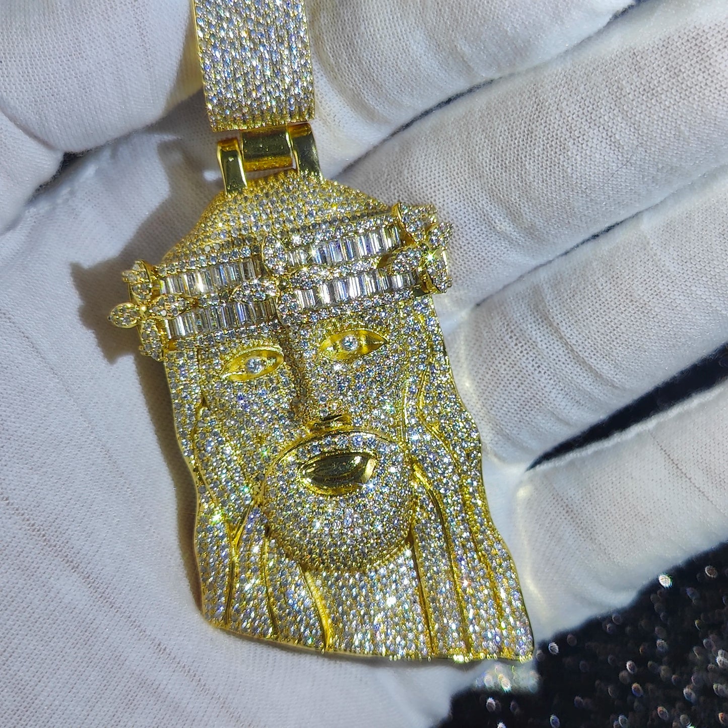 Colgante Grande Jesús con Corona de Flores y Circonitas – Collar Bling Hip Hop