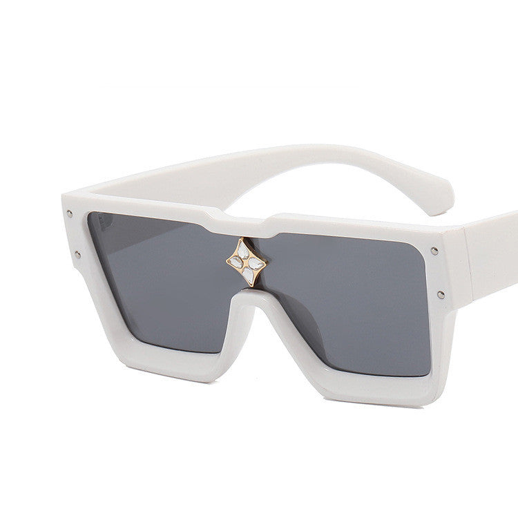 Gafas de sol modernas con montura grande- estilo XXL y protección total.