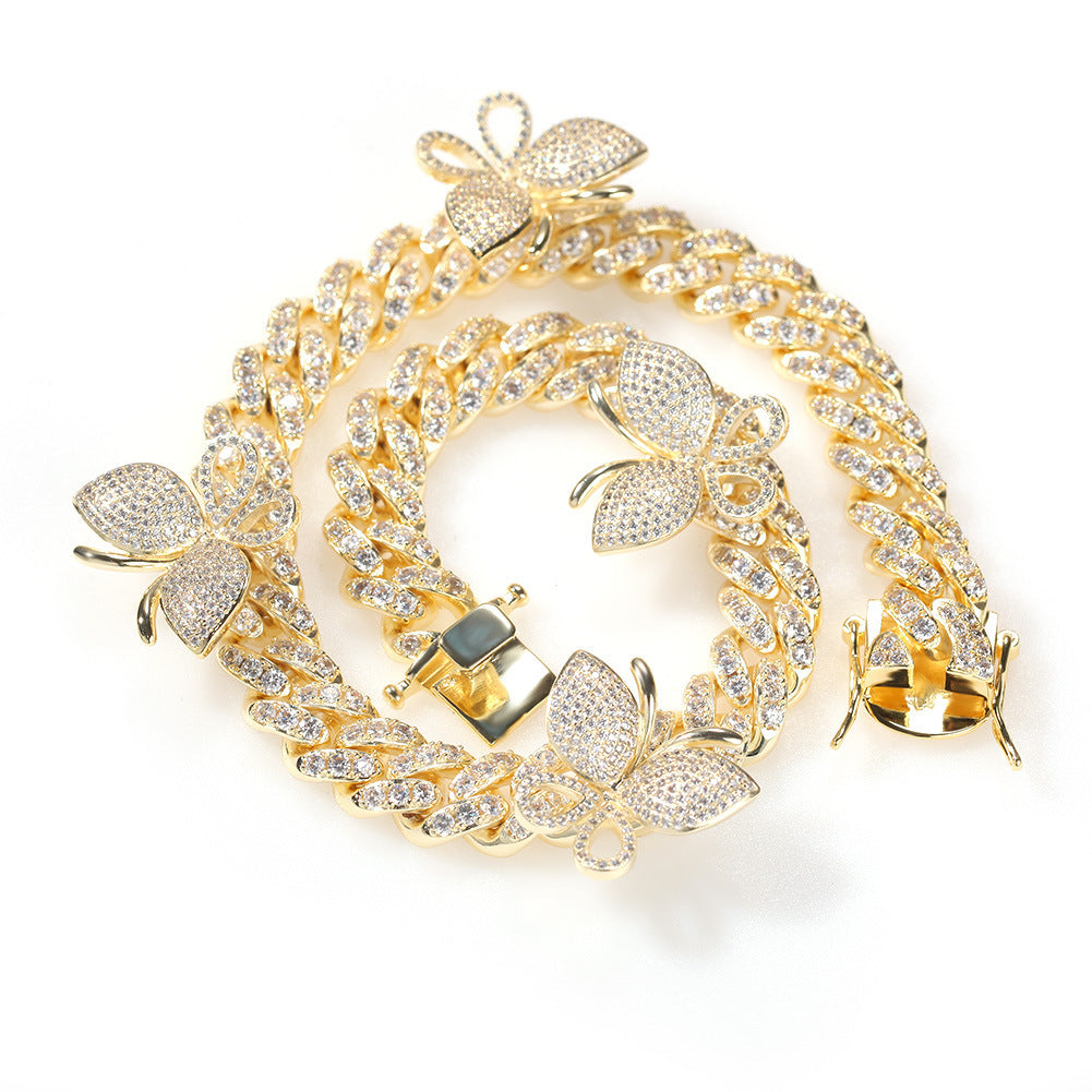 Collar cubano con mariposa de circonitas – Micro incrustado, brillo de lujo
