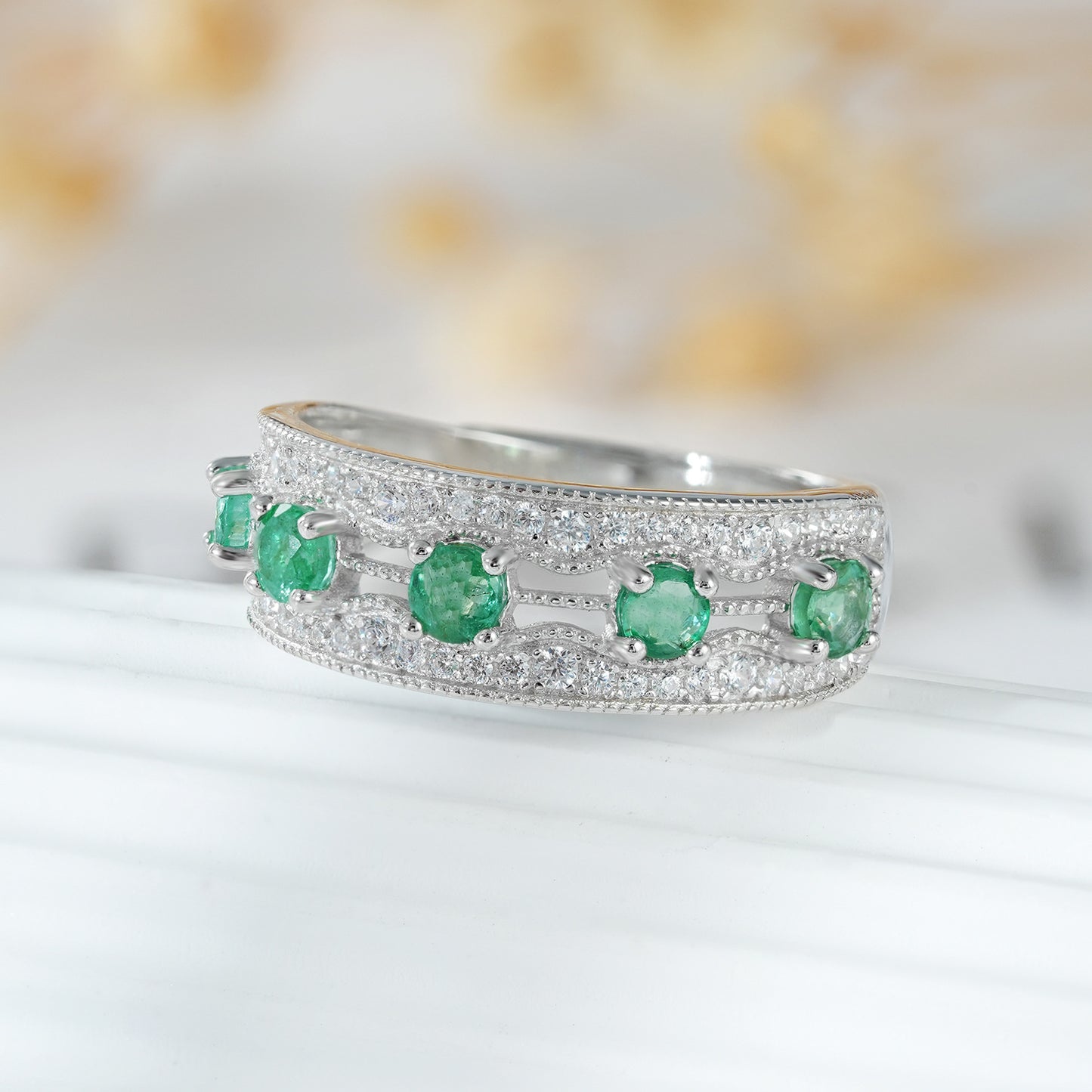 Anillo de fila de esmeraldas – Minimalismo con brillo propio ✨