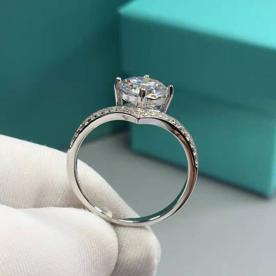 Anillo de moissanita en forma de V – Corona de princesa en oro blanco