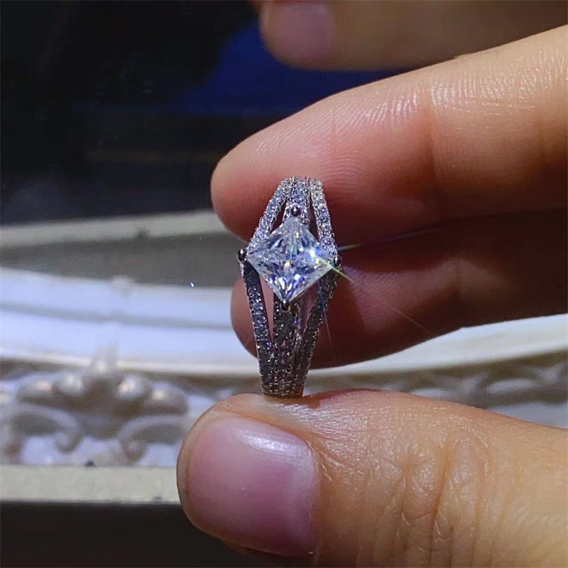 Anillo de Moissanita Corte Princesa – 1 Quilate de Pura Realeza