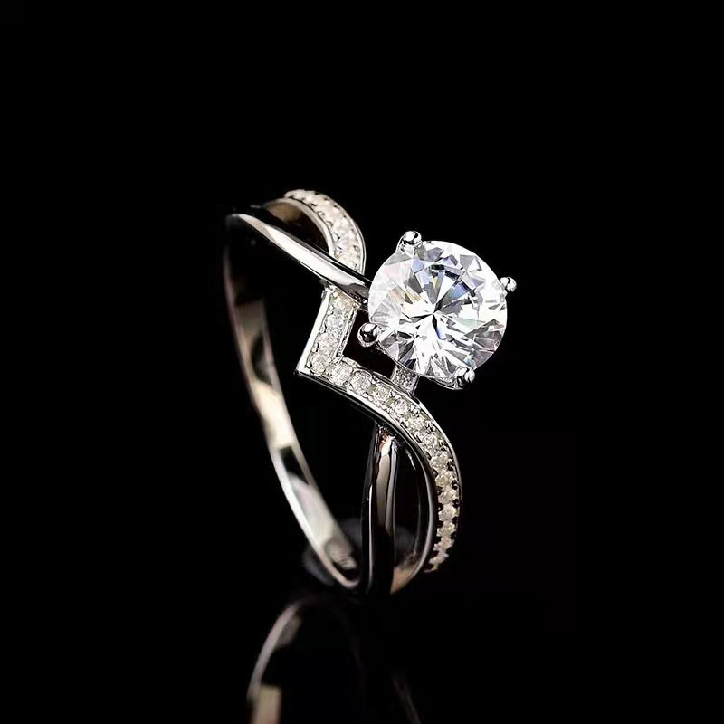 Anillo clásico con corona en V profunda – Elegancia con actitud