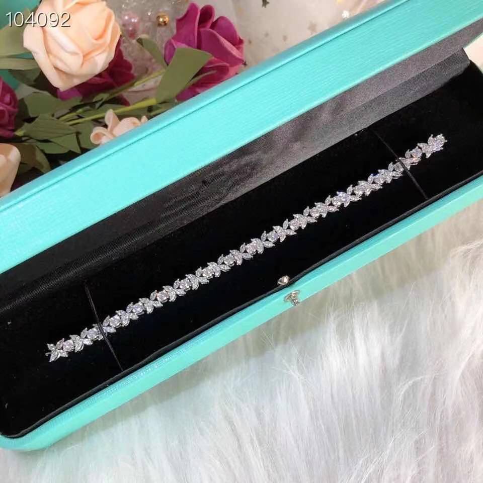 Pulsera de plata de ley S925 con ojo de caballo y diamantes - elegancia con flow.