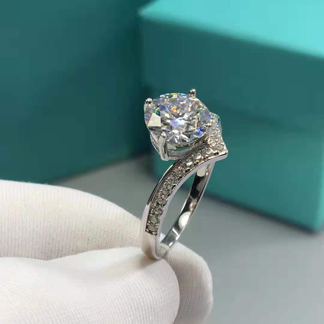 Anillo de moissanita en forma de V – Corona de princesa en oro blanco