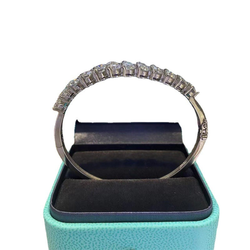 Pulsera con diamantes redondos de moissanita.