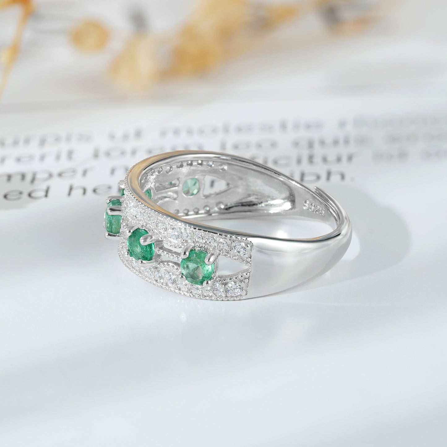 Anillo de fila de esmeraldas – Minimalismo con brillo propio ✨