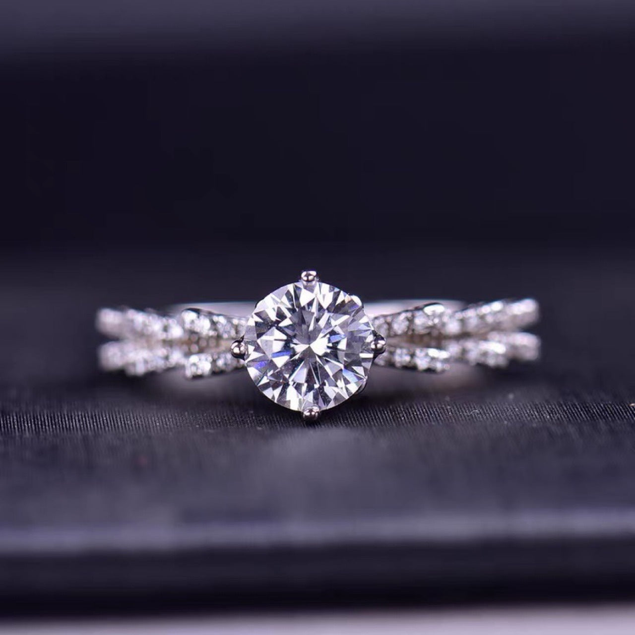 Anillo con lazo – Bañado en plata, moissanita y diamantes