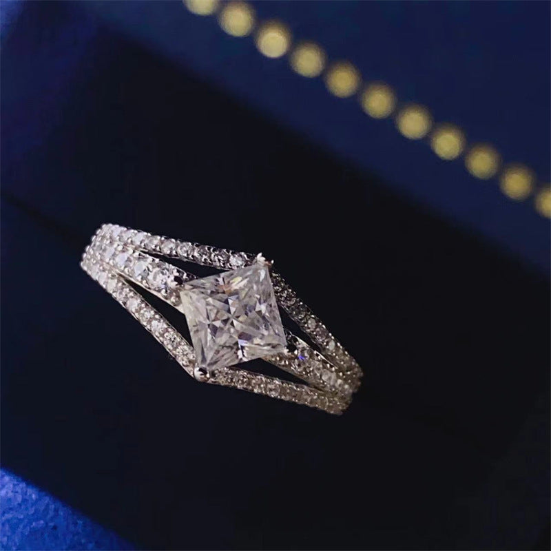 Anillo de Moissanita Corte Princesa – 1 Quilate de Pura Realeza