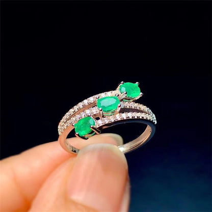 Anillo de esmeralda colombiana natural con plata 925 – pura elegancia verde.