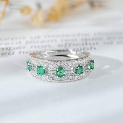 Anillo de fila de esmeraldas – Minimalismo con brillo propio ✨