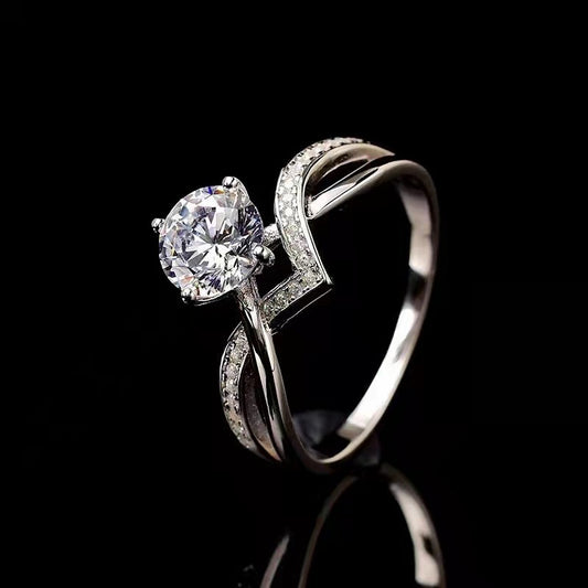 Anillo clásico con corona en V profunda – Elegancia con actitud