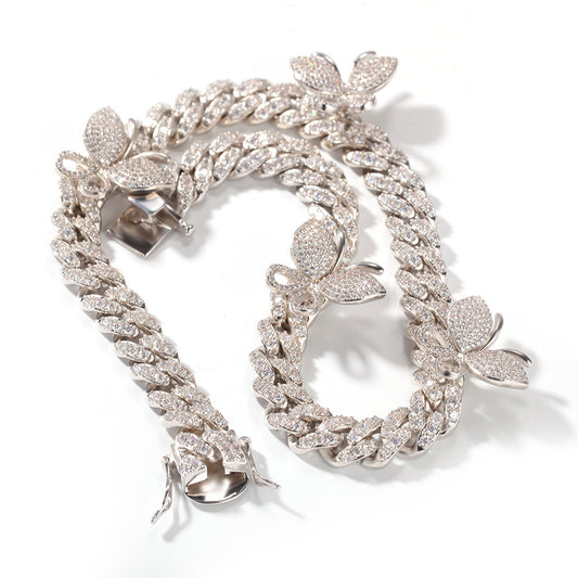 Collar cubano con mariposa de circonitas – Micro incrustado, brillo de lujo