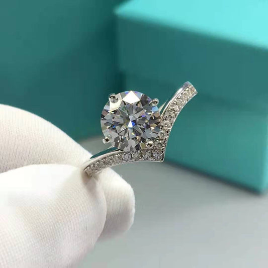 Anillo de moissanita en forma de V – Corona de princesa en oro blanco