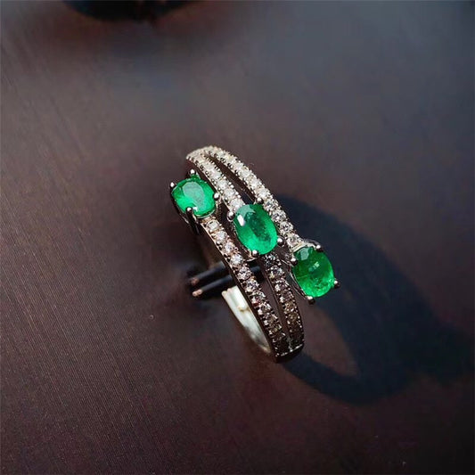 Anillo de esmeralda colombiana natural con plata 925 – pura elegancia verde.