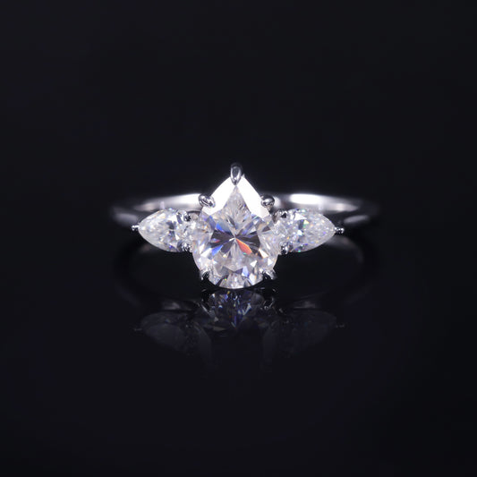 Anillo de plata S925 con moissanita y diseño de gota de agua - elegancia pura.
