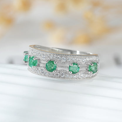 Anillo de fila de esmeraldas – Minimalismo con brillo propio ✨