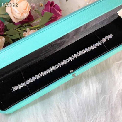 Pulsera de plata de ley S925 con ojo de caballo y diamantes - elegancia con flow.