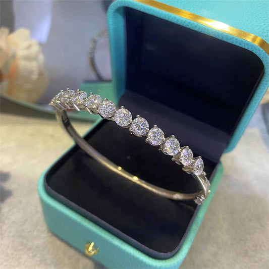 Pulsera con diamantes redondos de moissanita.